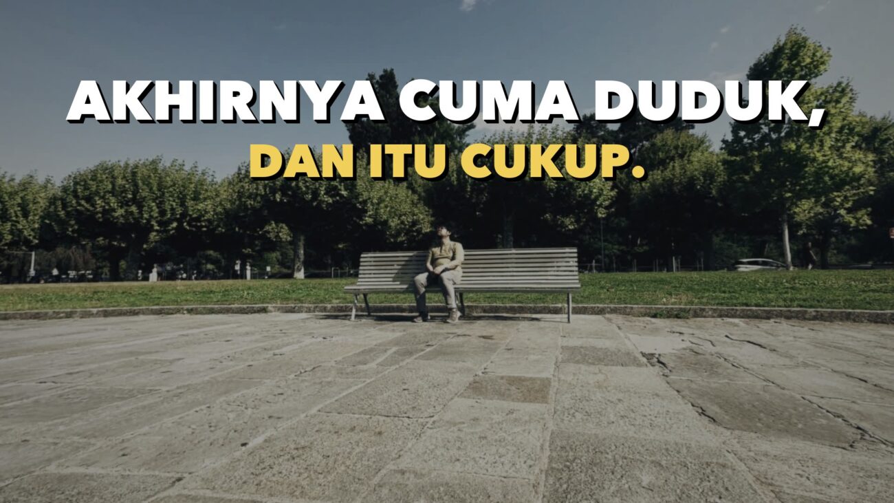 Bangku taman kosong di tepi Danau Jenewa pada pagi hari