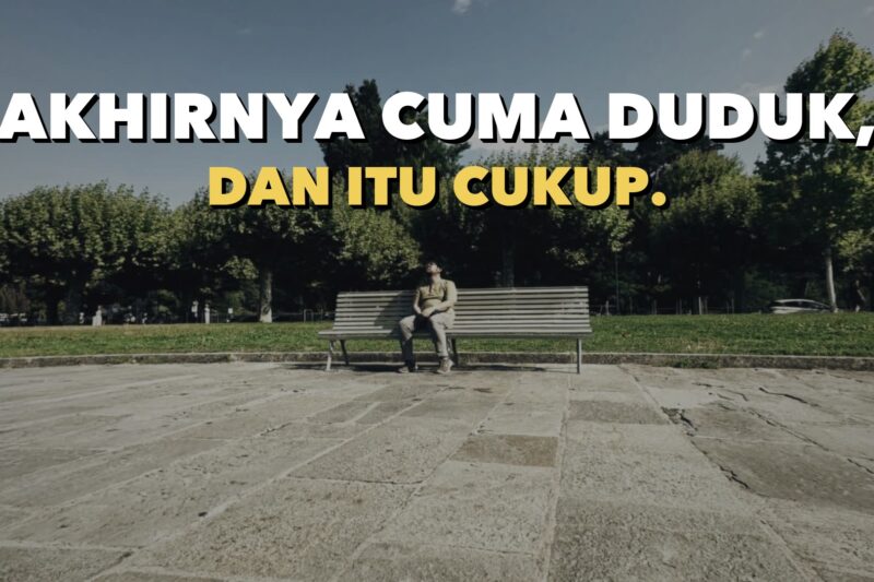Bangku taman kosong di tepi Danau Jenewa pada pagi hari