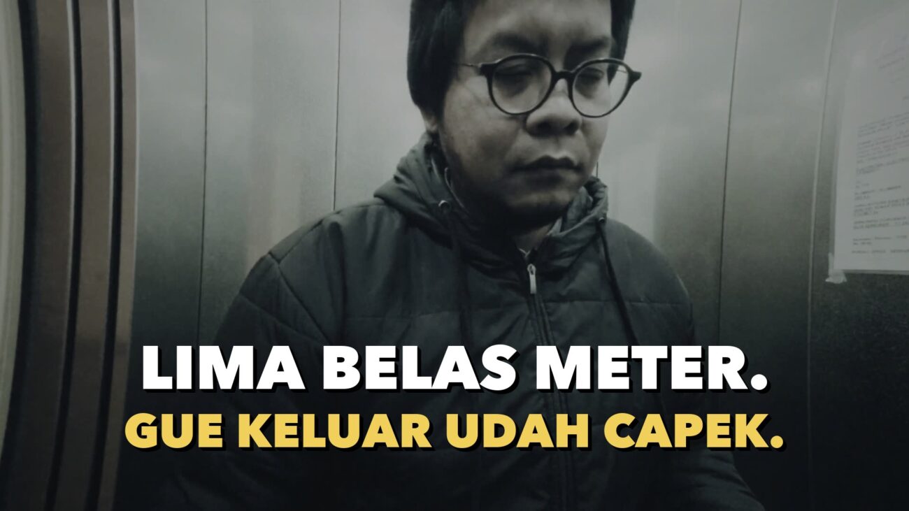 Berdiri sendirian di dalam lift gedung kantor di Jenewa