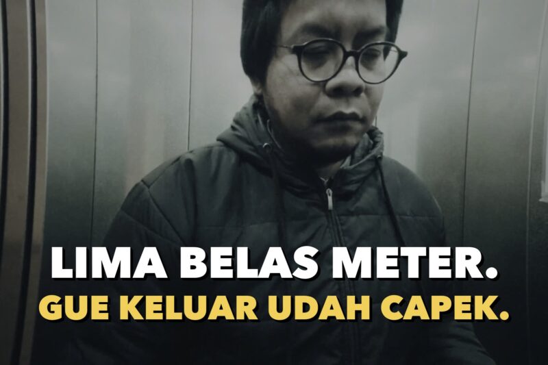Berdiri sendirian di dalam lift gedung kantor di Jenewa