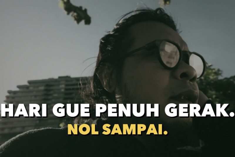 Peron stasiun di Jenewa dengan kereta yang sedang lewat